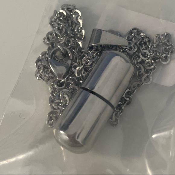 Necklace chain+charm- PILL open n’ close with surprise inside - for use storage - Picture 4 of 4